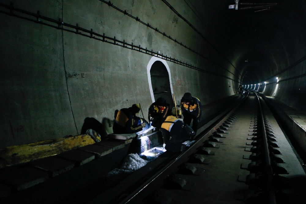 秀峰铁路运营隧道病害现状